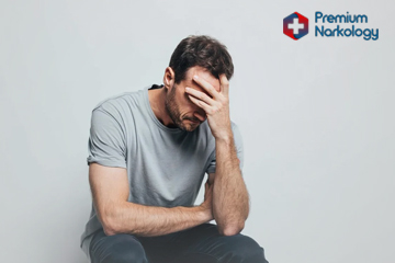 Мужчина держится за голову